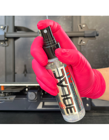 3DLAC PLUS 100 ml en main devant une imprimante 3D